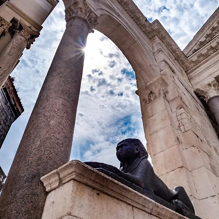Splitstay - 1 Min Walk To Diocletian's Palace Апартаменты Сплит