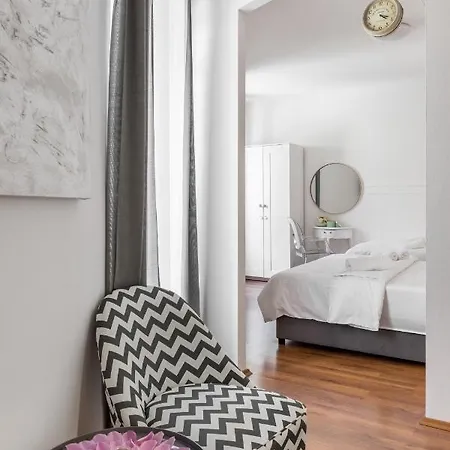 Splitstay - 1 Min To Golden Gate, Old Town 아파트 스플리트